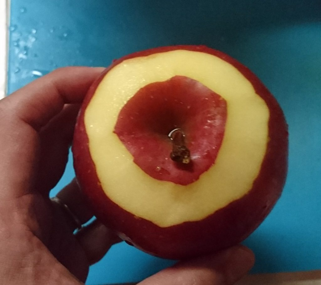<span class="title">ピーラーを使ってリンゴの皮を簡単に剥く方法</span>
